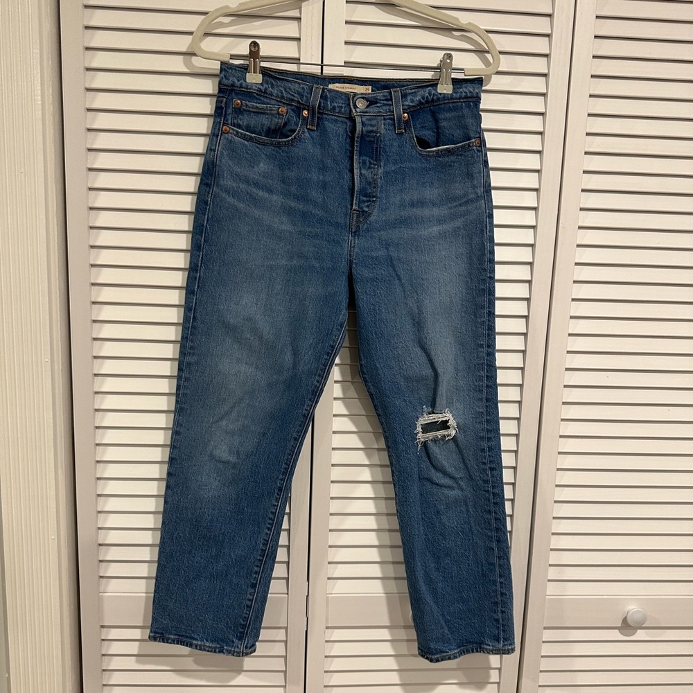 Levi’s women’s wedgie straight jeans | medium wash, lightly distressed